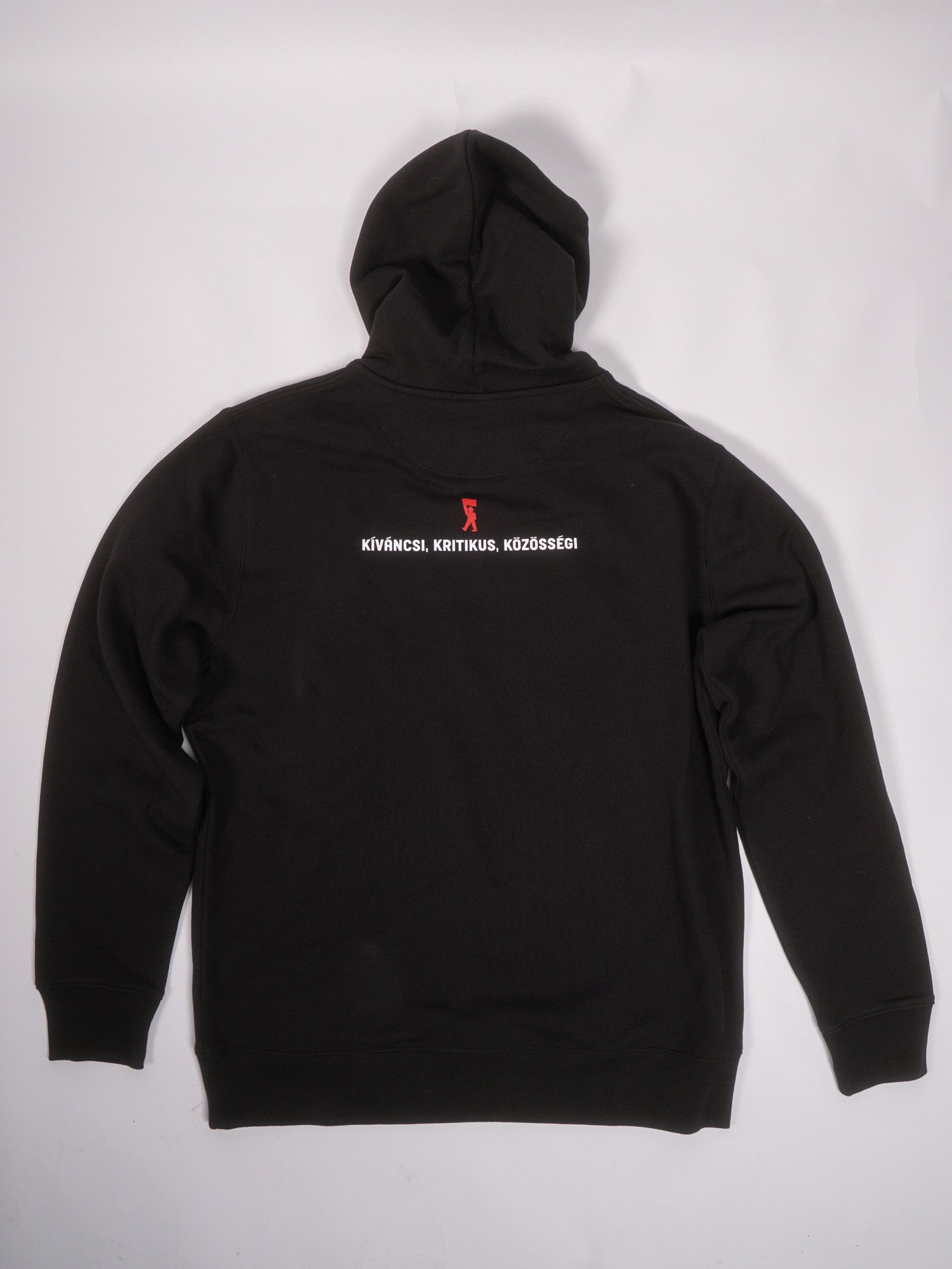 Kíváncsi, kritikus, közösségi pulcsi