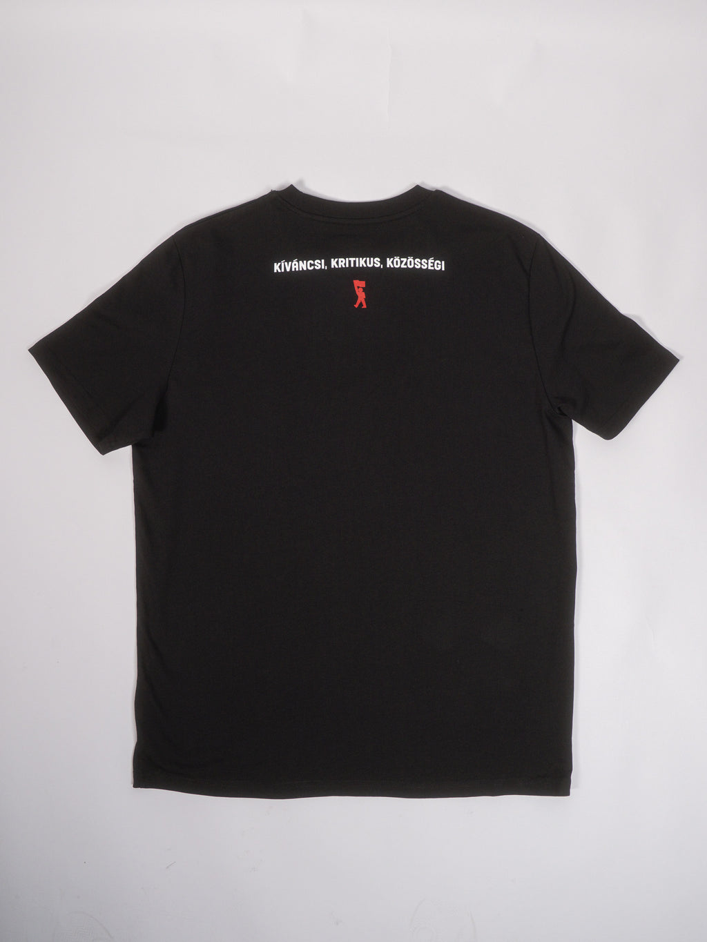 Kiváncsi, kritikus, közösségi póló