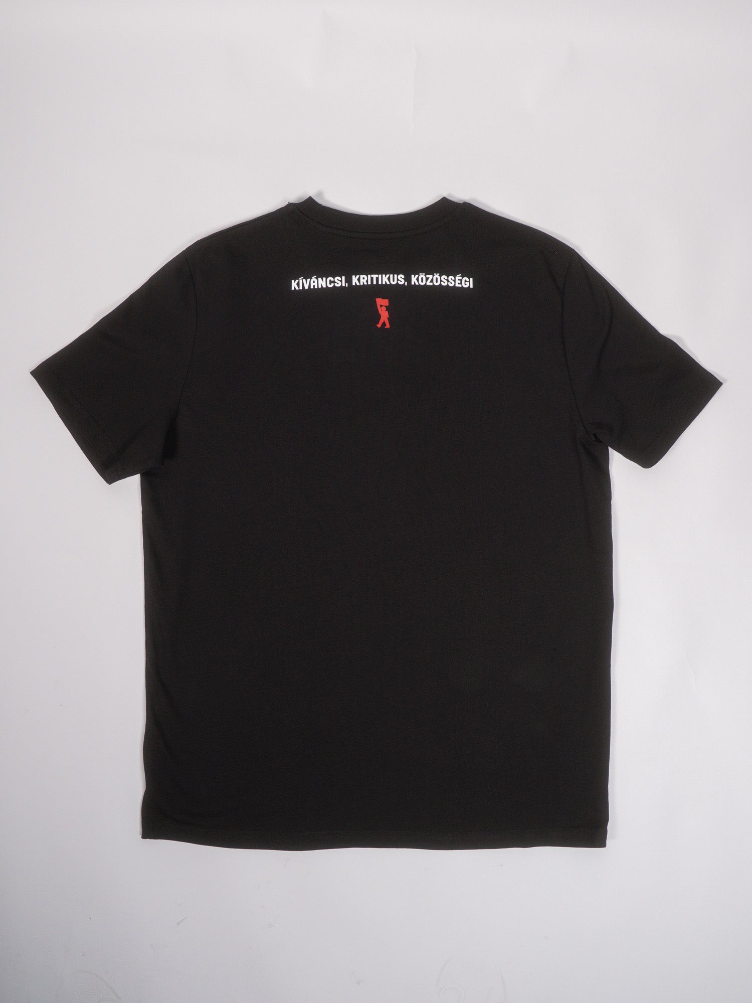 Kiváncsi, kritikus, közösségi póló