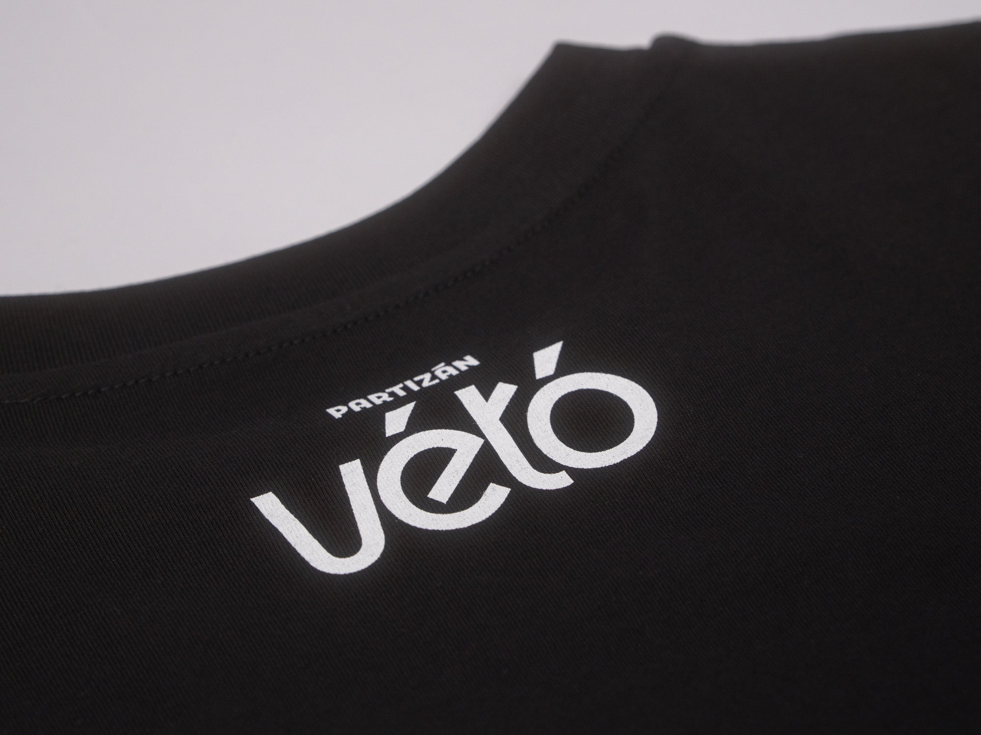 ❌ Vétó feketén piros póló