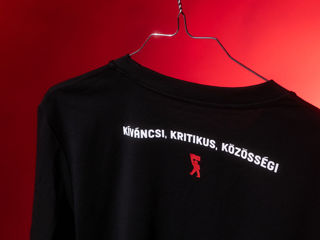 Kiváncsi, kritikus, közösségi póló