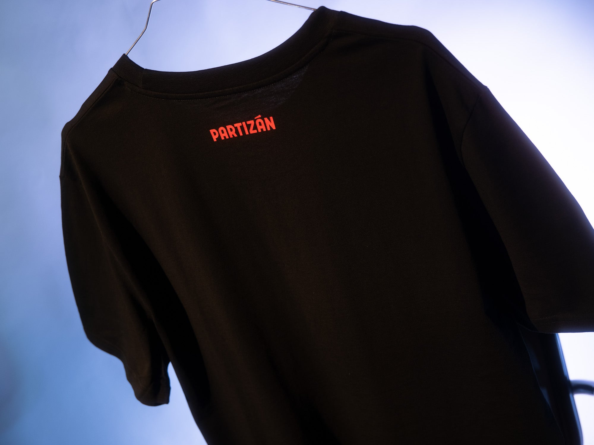 Piros figurás póló